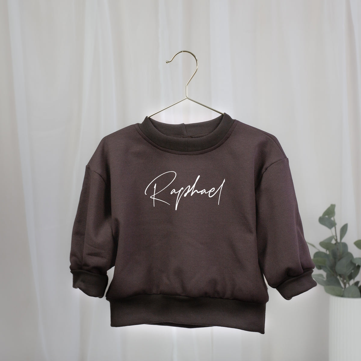 Personalisiertes Oversize-Sweatshirt in Schokobraun für Babys und Kinder mit weißem Wunschnamen
