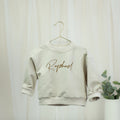 Personalisiertes Oversize-Sweatshirt in Sandbeige für Babys und Kinder mit braunem Wunschnamen
