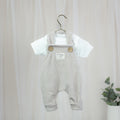 Elastische Cord-Latzhose in Sandbeige für Babys mit Holzknöpfen und Cozy-Club-Patch
