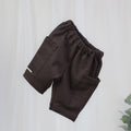 Schokobraune Sweat Barrel Hose für Babys und Kinder mit elastischem Bund und großen aufgesetzten Taschen

