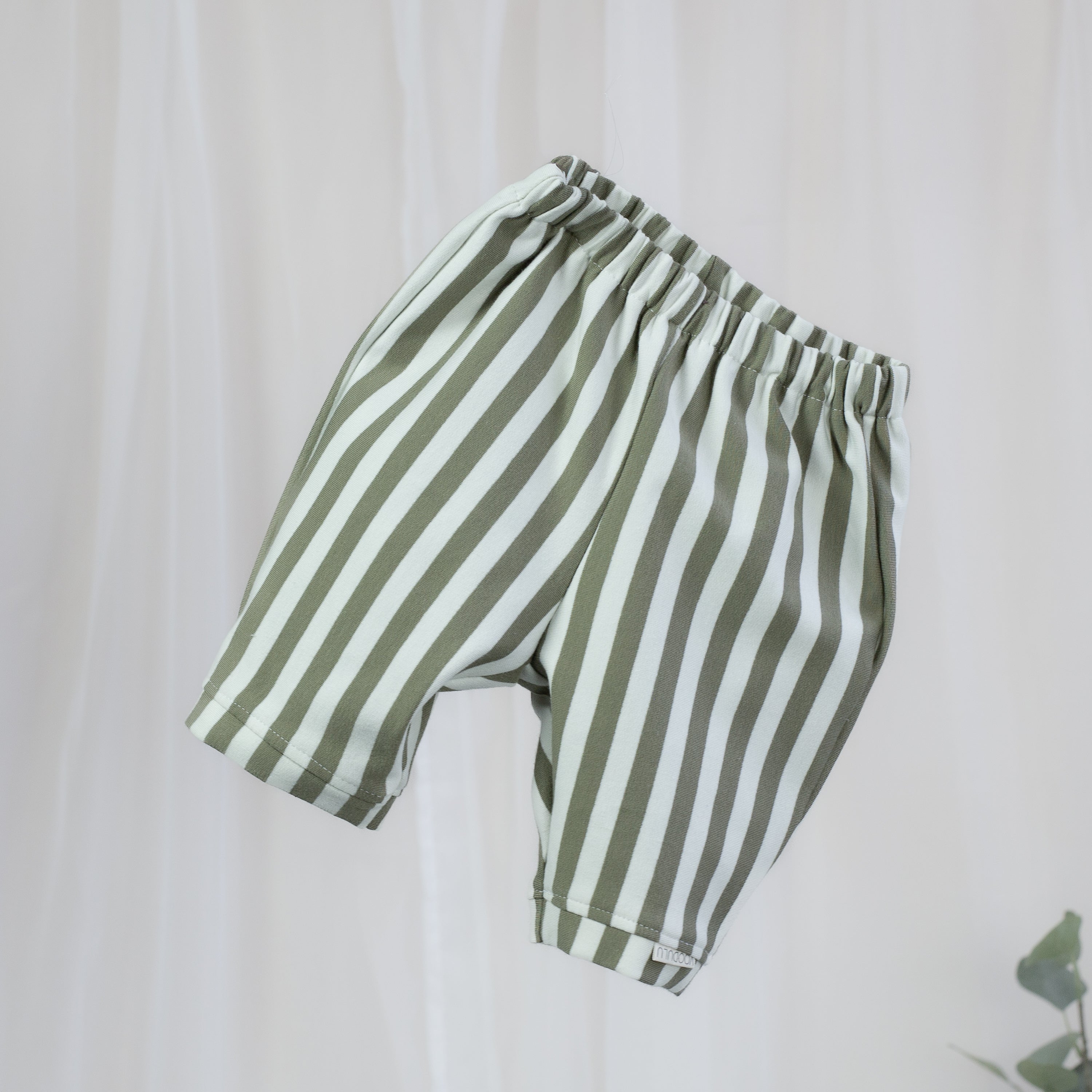 Gestreifte Sweat Barrel Hose in Ecru und gedecktem Grün für Babys und Kinder mit elastischem Bund
