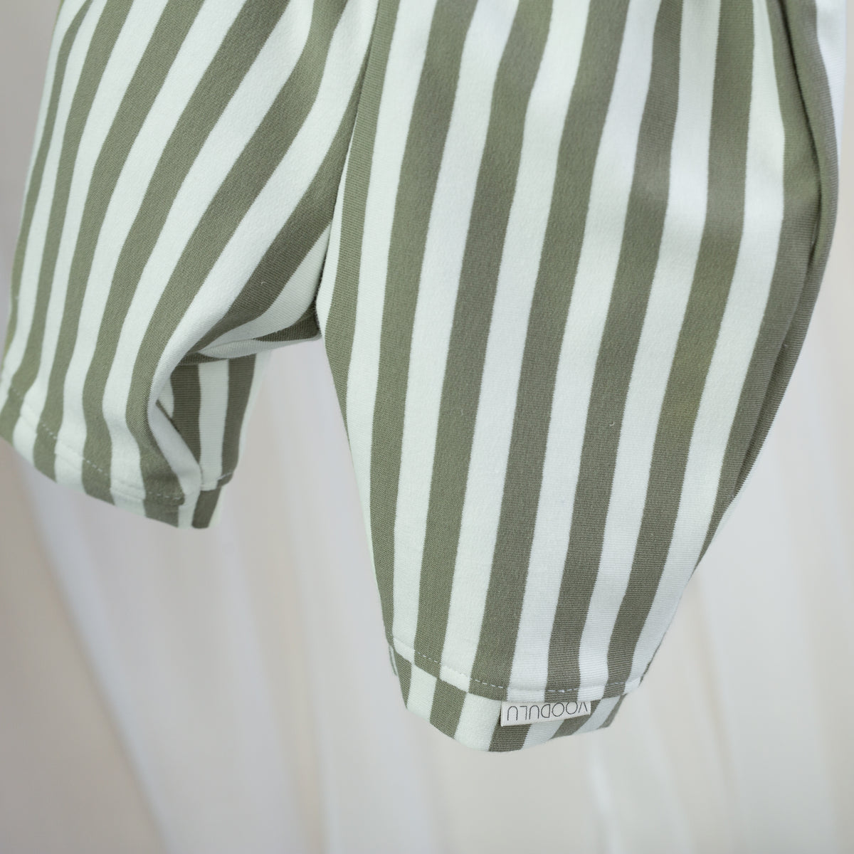 Gestreifte Sweat Barrel Hose – Ecru/Grün