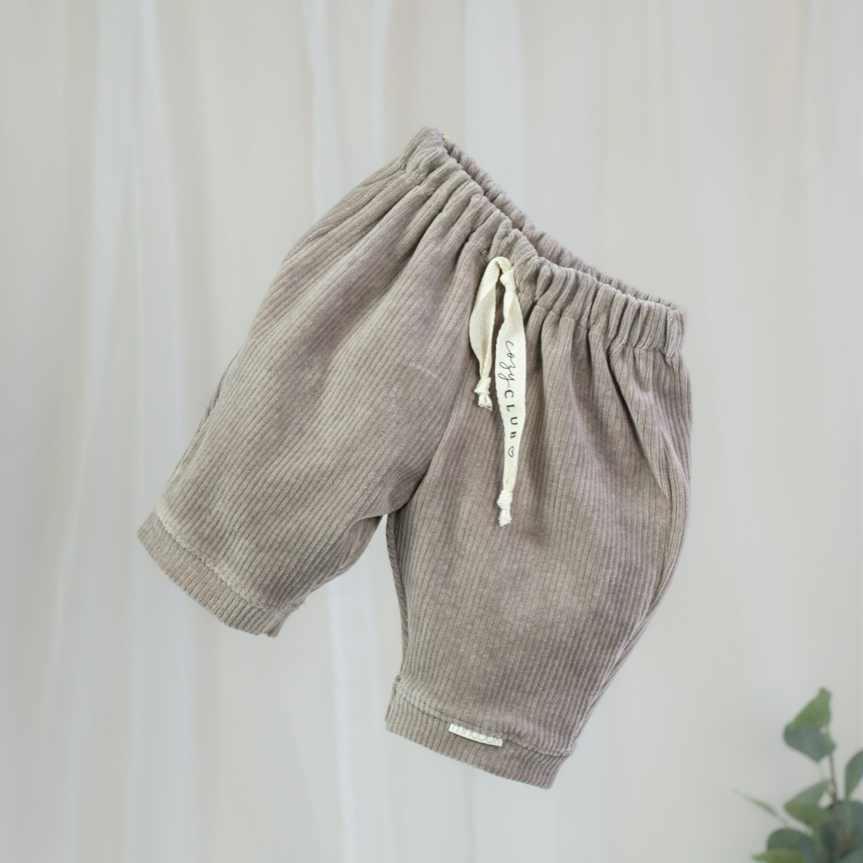 Hellbraune Cord Barrel Hose für Babys und Kinder mit elastischem Bund und bedruckter Cozy-Club-Kordel
