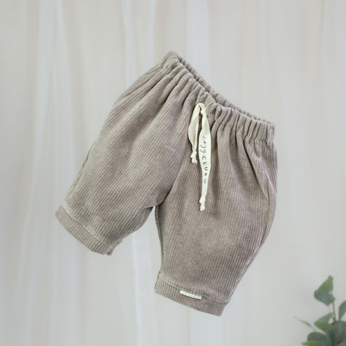 Hellbraune Cord Barrel Hose für Babys und Kinder mit elastischem Bund und bedruckter Cozy-Club-Kordel
