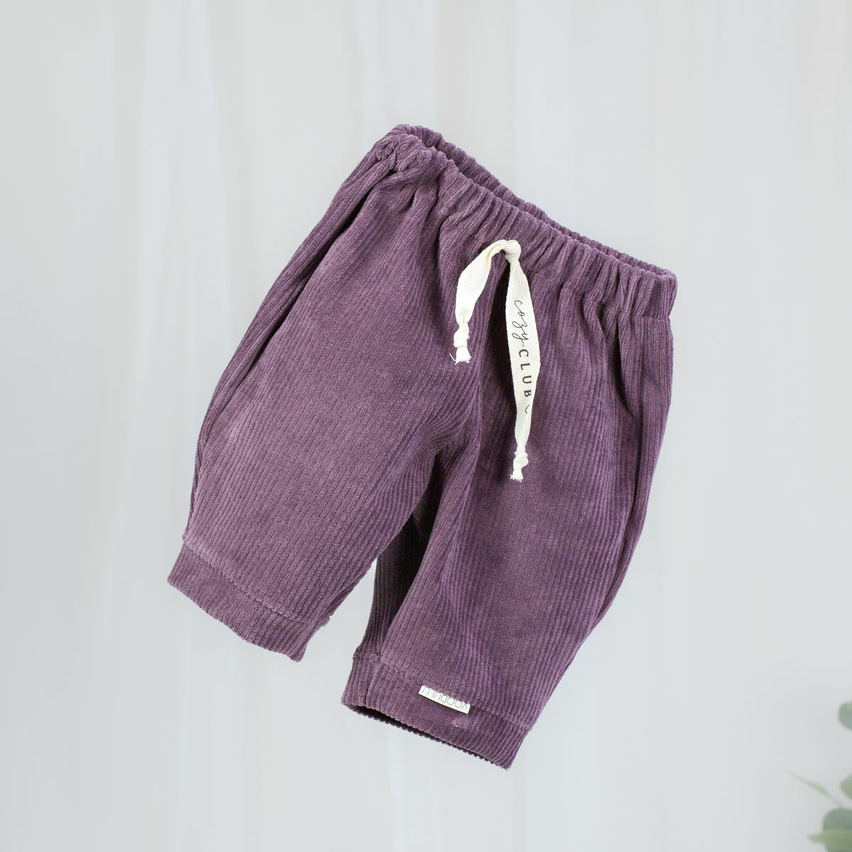 Bordeauxfarbene Cord Barrel Hose für Babys und Kinder mit elastischem Bund und bedruckter Cozy-Club-Kordel