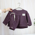 Zweiteiliges Baby- und Kinder-Set in Bordeaux aus mitwachsendem Oversize-Strickpullover und Cord Barrel Hose
