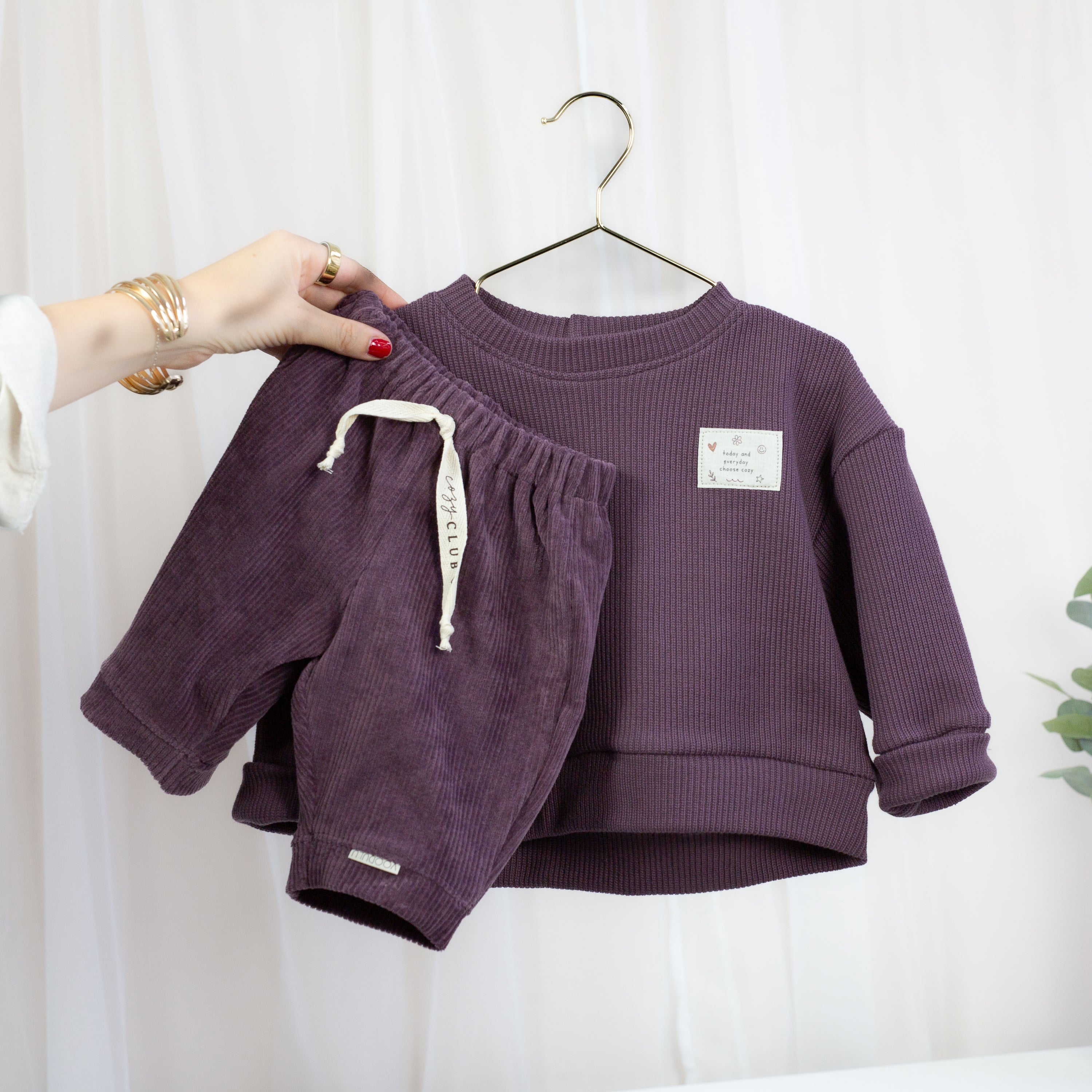 Zweiteiliges Baby- und Kinder-Set in Bordeaux aus mitwachsendem Oversize-Strickpullover und Cord Barrel Hose
