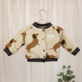VOODULU Teddy-Collegejacke in Creme mit braunen Dackelmotiven, dunklen Bündchen und Petit-Amour-Label, Vorderansicht.