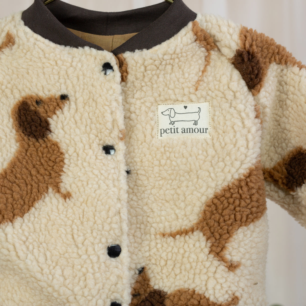 Teddy-Collegejacke Dackel in Creme | Petit Amour