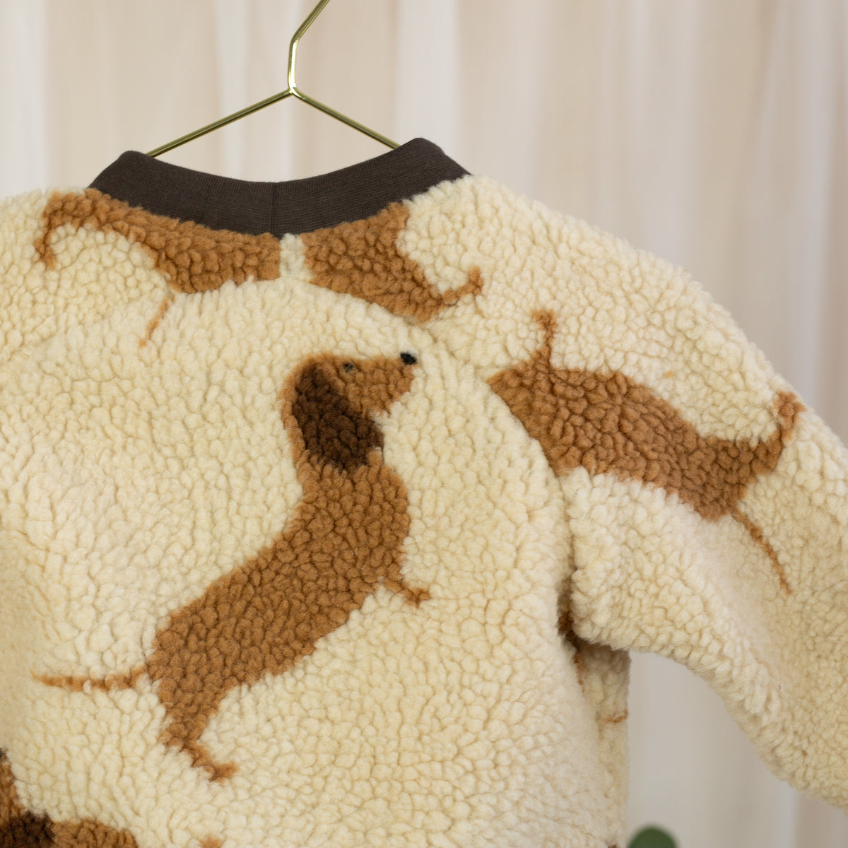 Teddy-Collegejacke Dackel in Creme | Petit Amour