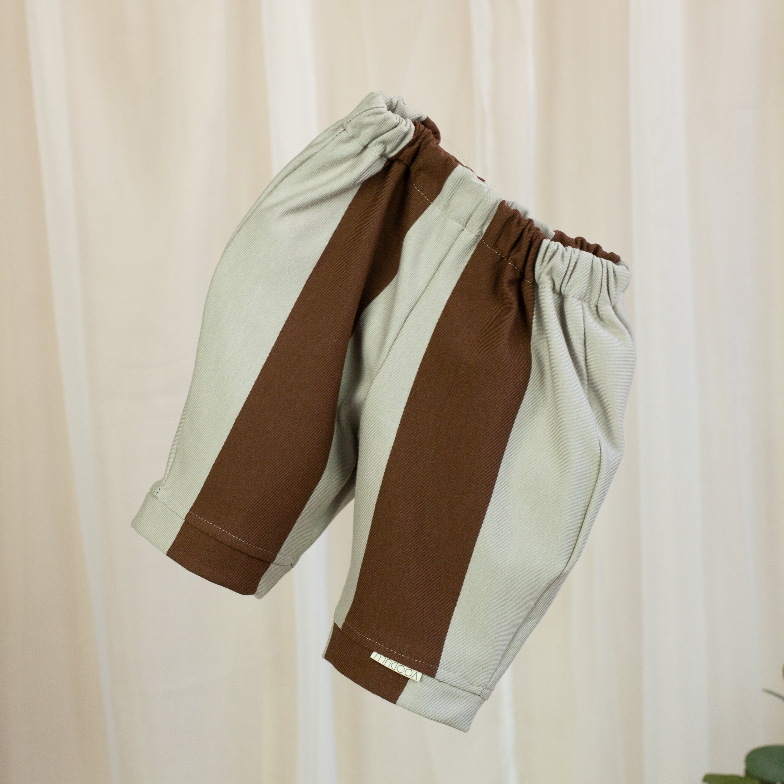 VOODULU Barrelhose aus leichtem Sweat mit breiten Streifen in Kakaobraun und hellem Salbeigrün, elastischem Bund und umgeschlagenen Beinabschlüssen.