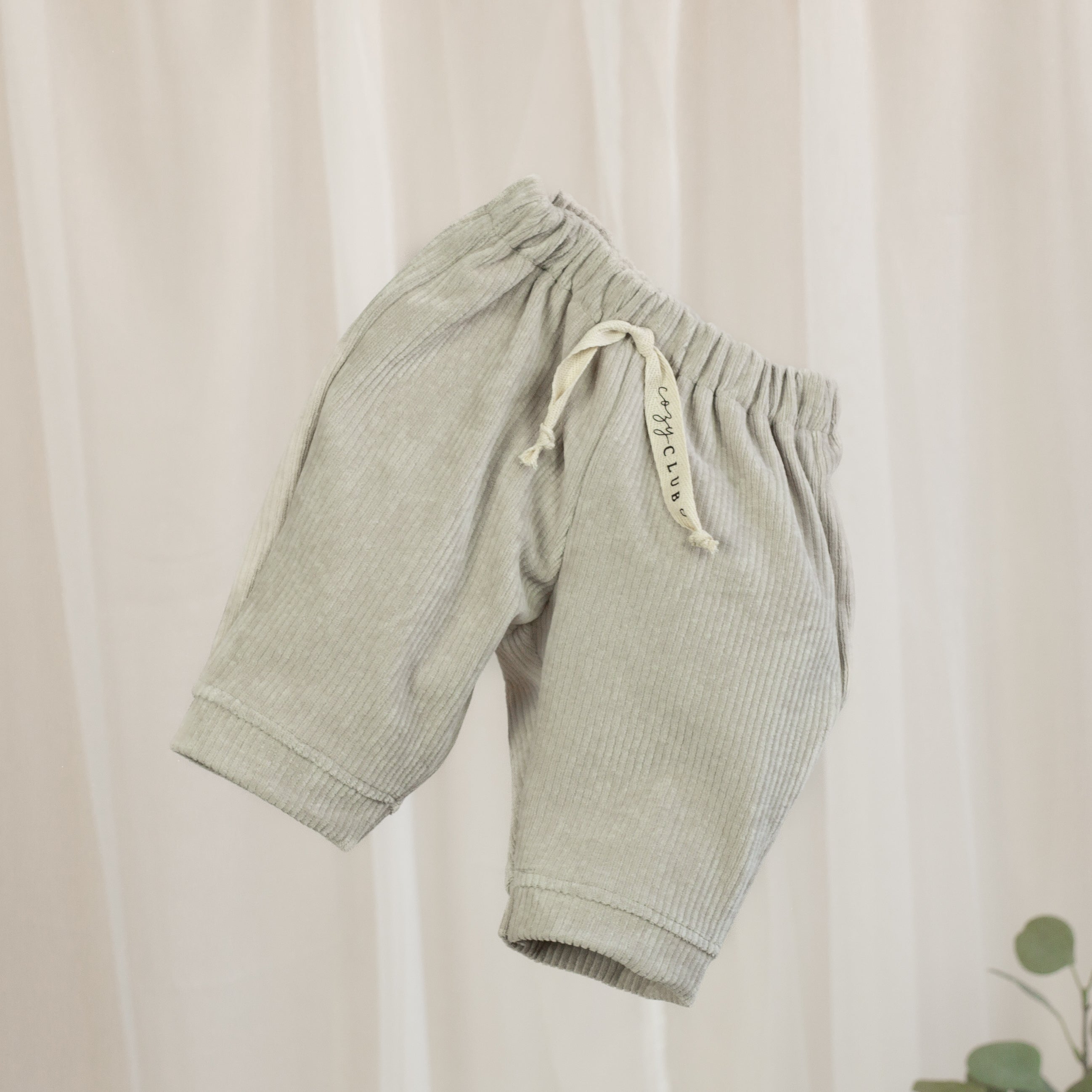 VOODULU Cord-Barrelhose in hellem Beige mit elastischem Bund, cremefarbenem Cozy-Club-Band und umgeschlagenen Beinabschlüssen.