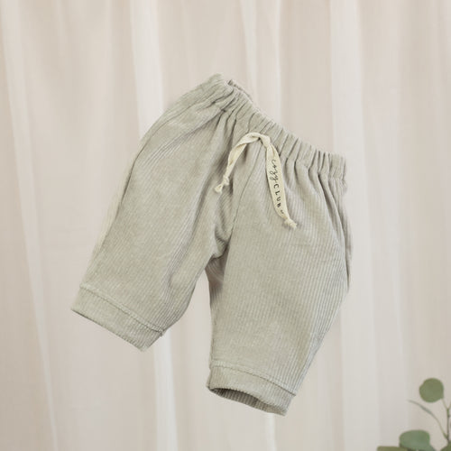 VOODULU Cord-Barrelhose in hellem Beige mit elastischem Bund, cremefarbenem Cozy-Club-Band und umgeschlagenen Beinabschlüssen.