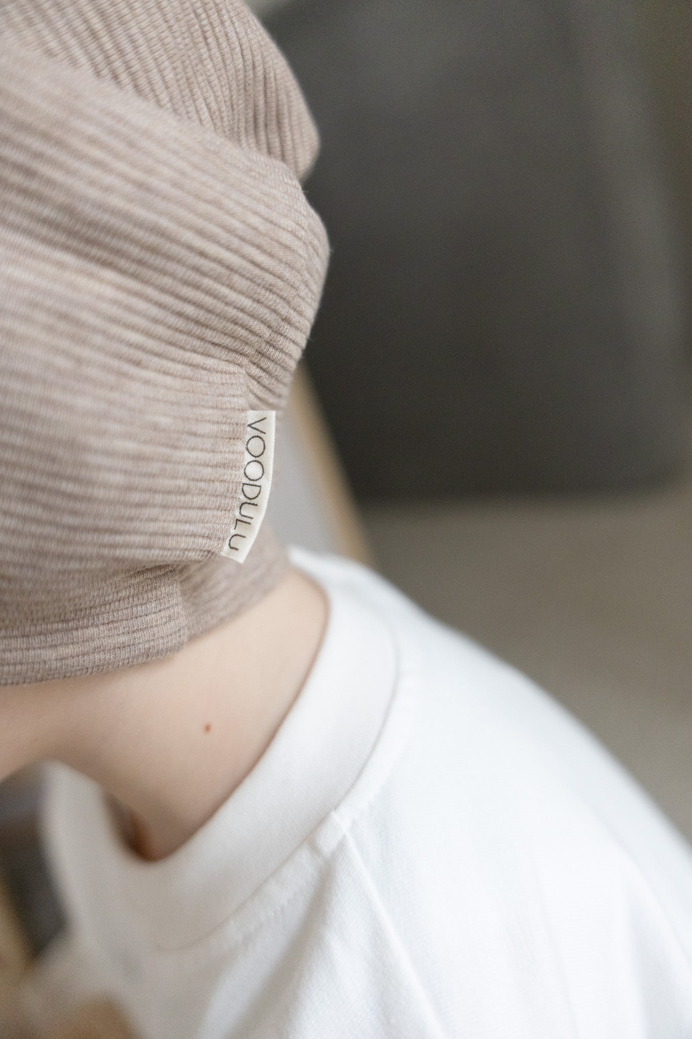 Detail Aufnahme Kinder Mütze in beige mit personalsierung von VOODULU