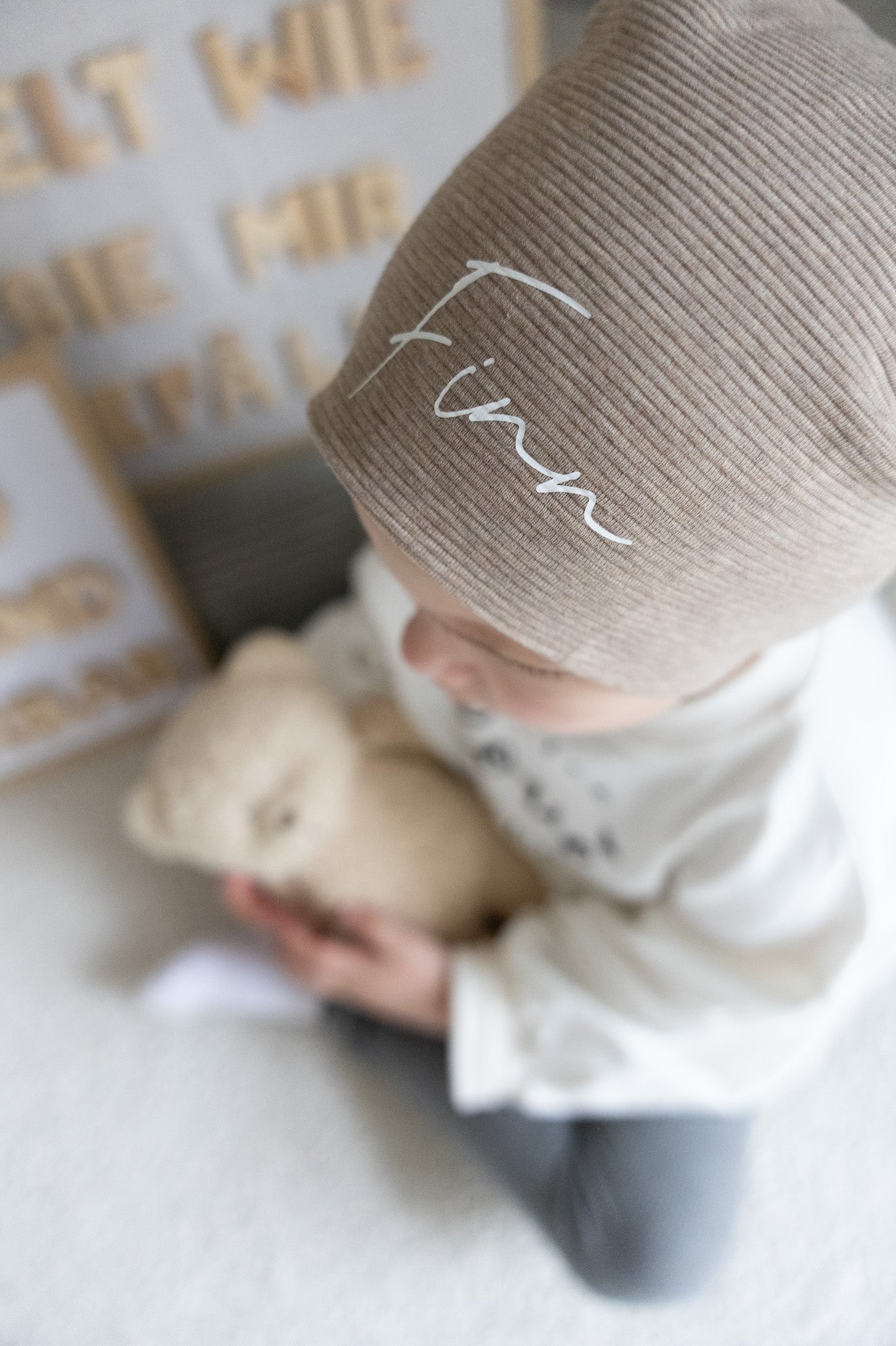 Baby& Kinder Mütze mit Namen personalisiert in beige von VOODULU