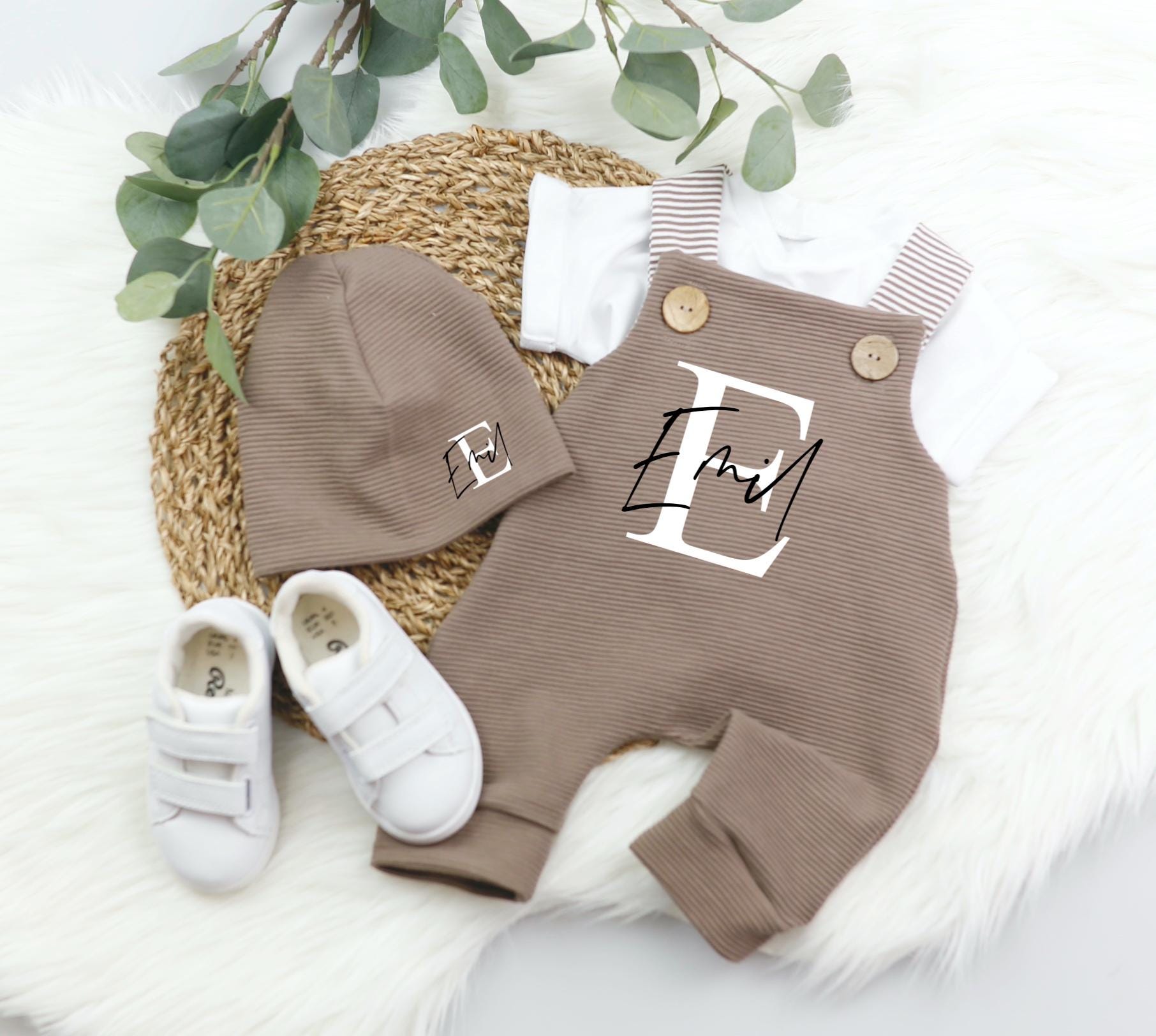 2 Teilges baby set mit Personalisierung in braun mit Mütze und Latzhose
