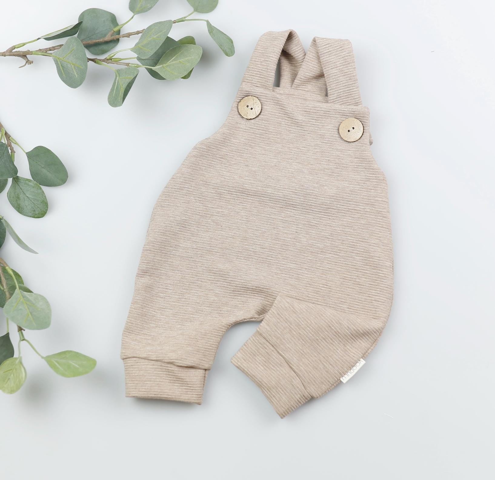 Personalisierte Bestseller Baby Latzhose in Beige aus Rib-Jersey von VOODULU
