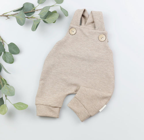 Personalisierte Bestseller Baby Latzhose in Beige aus Rib-Jersey von VOODULU
