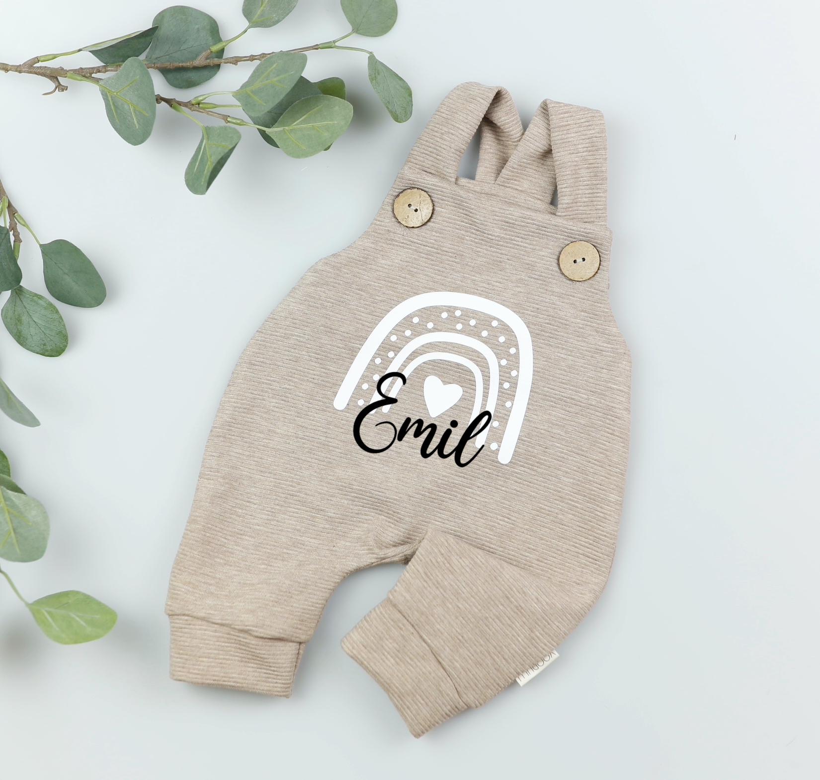 Personalisierte Baby Latzhose in Beige mit Regenbogen-Detail von VOODULU
