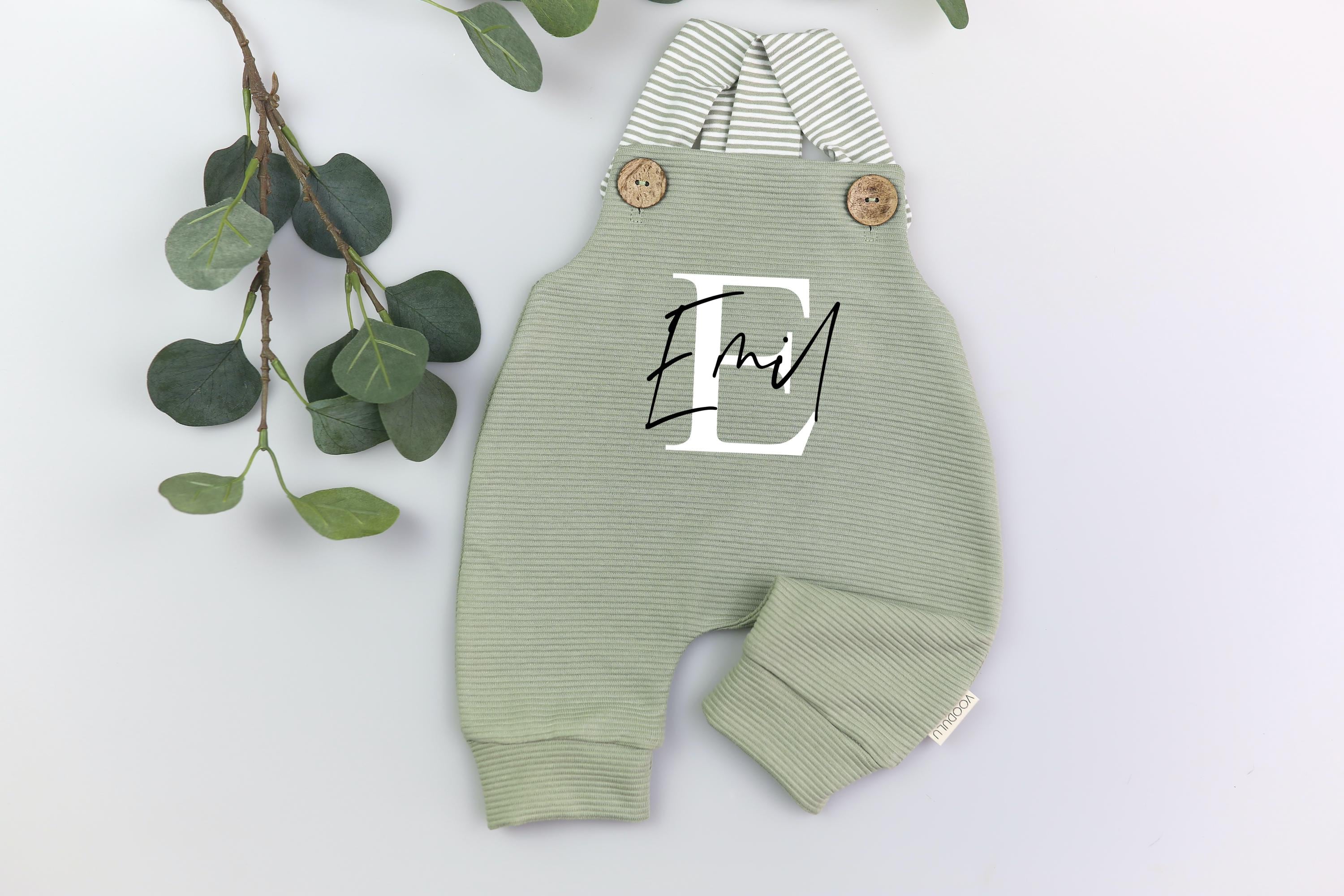 Personalisierte Bestseller Baby Latzhose in Sage von VOODULU
