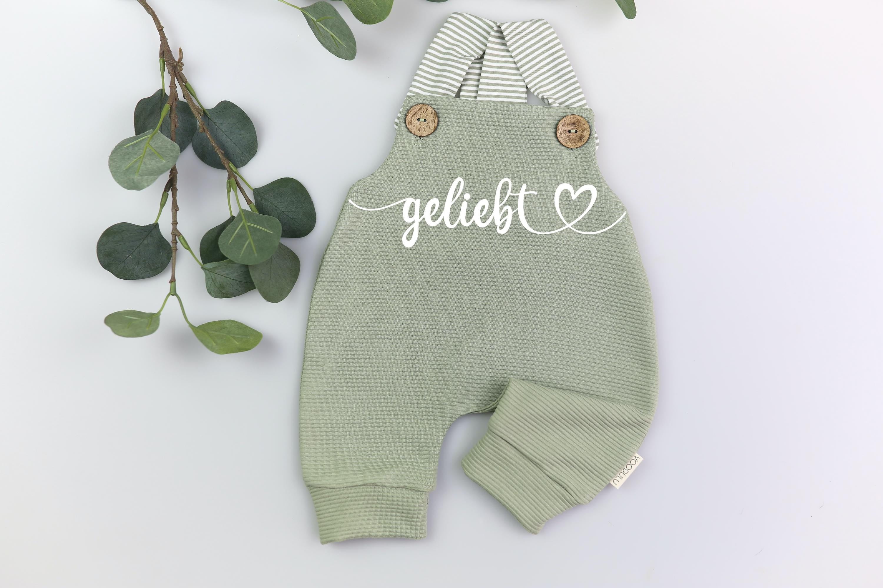Personalisierte Bestseller Baby Latzhose in Sage von VOODULU
