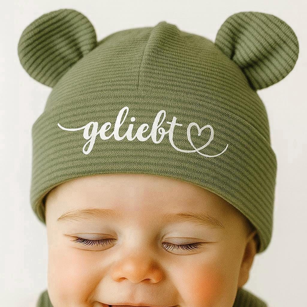 Baby trägt personalisierte Teddy Mütze in Olive von VOODULU